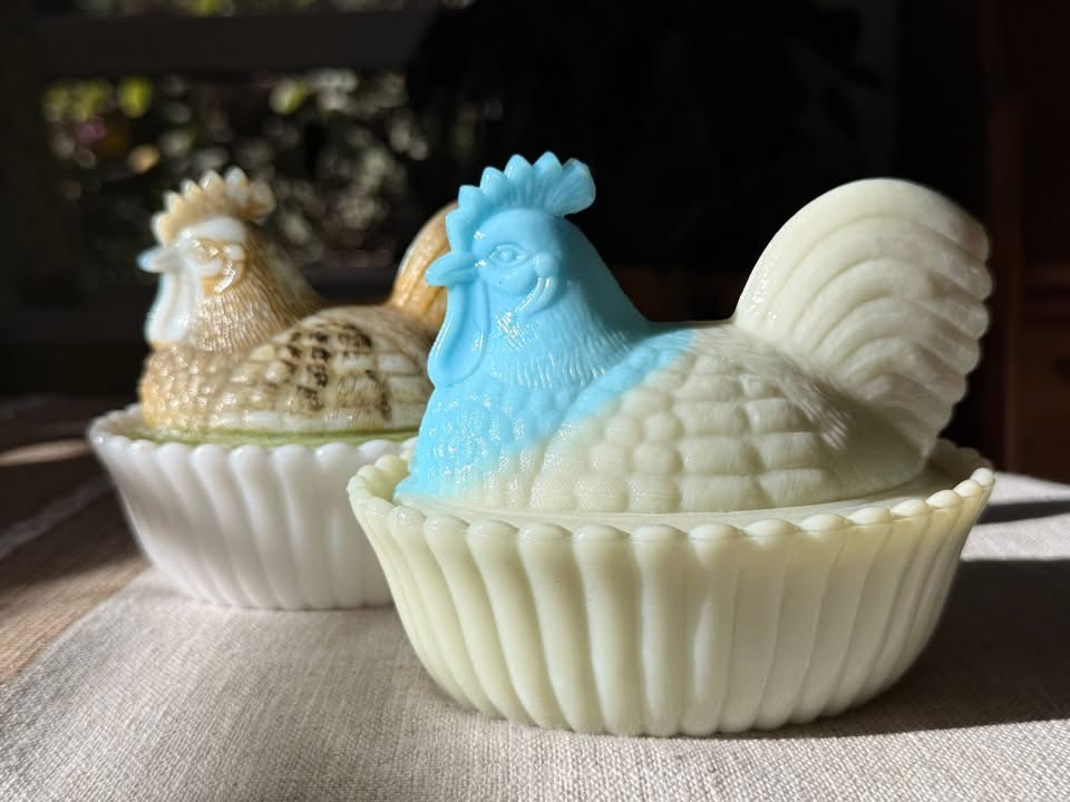 Westmoreland Specialty Rooster on Ribbed Base (Pair)