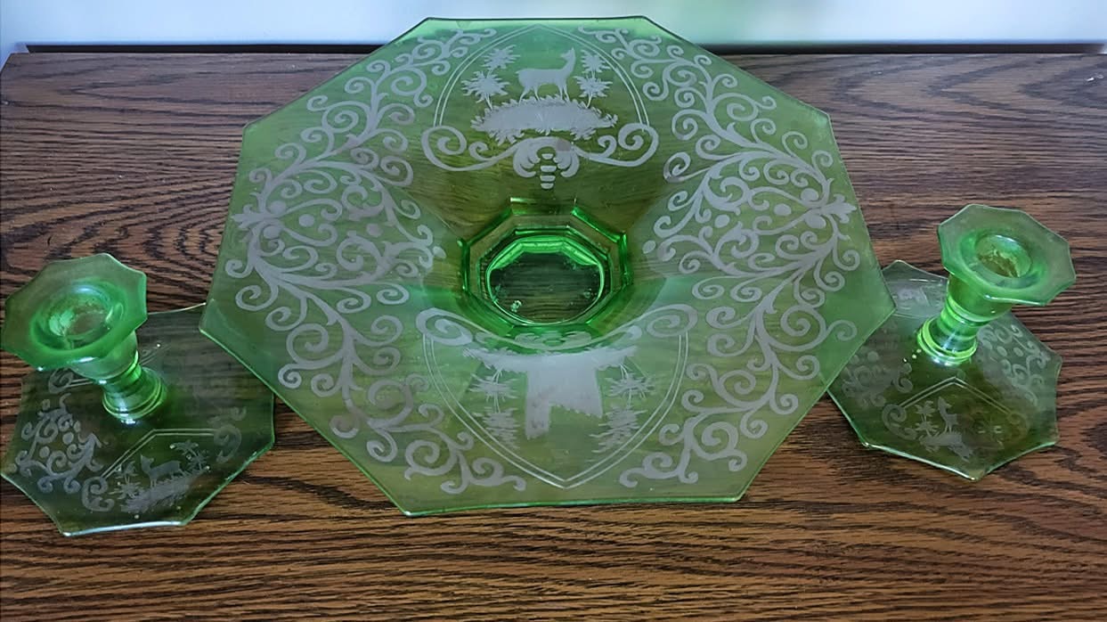 1211 Console Set Green Stainwith Deer and Castle Etch