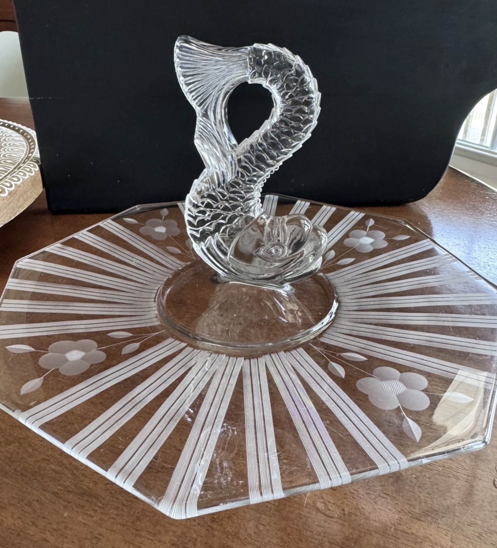 Westmoreland #1049 Clear Dolphin Center Handle Serve Tray